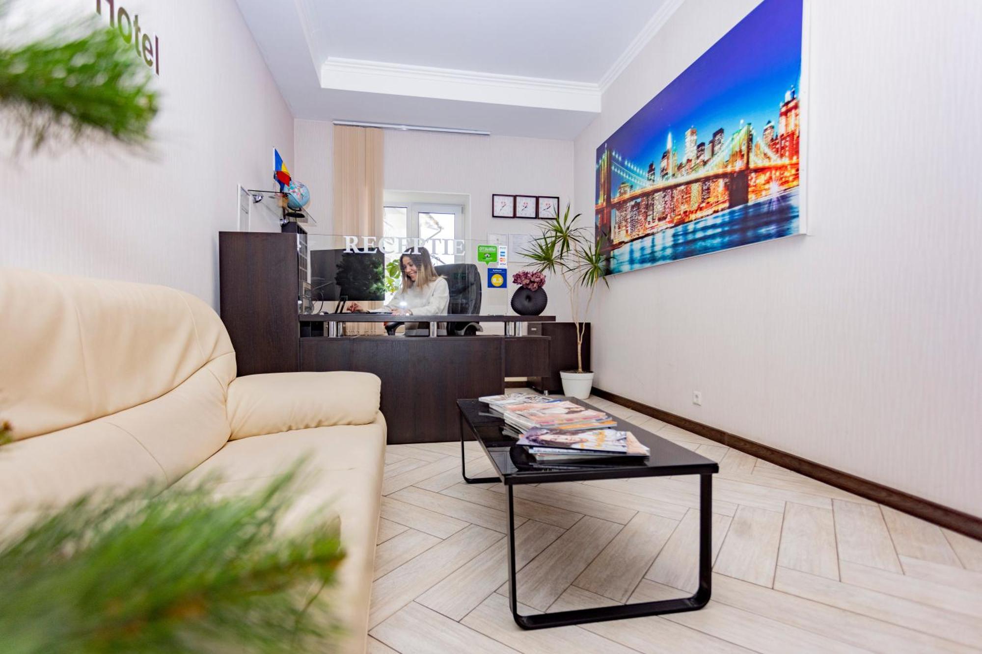 Lolo Hotel Chişinău Esterno foto