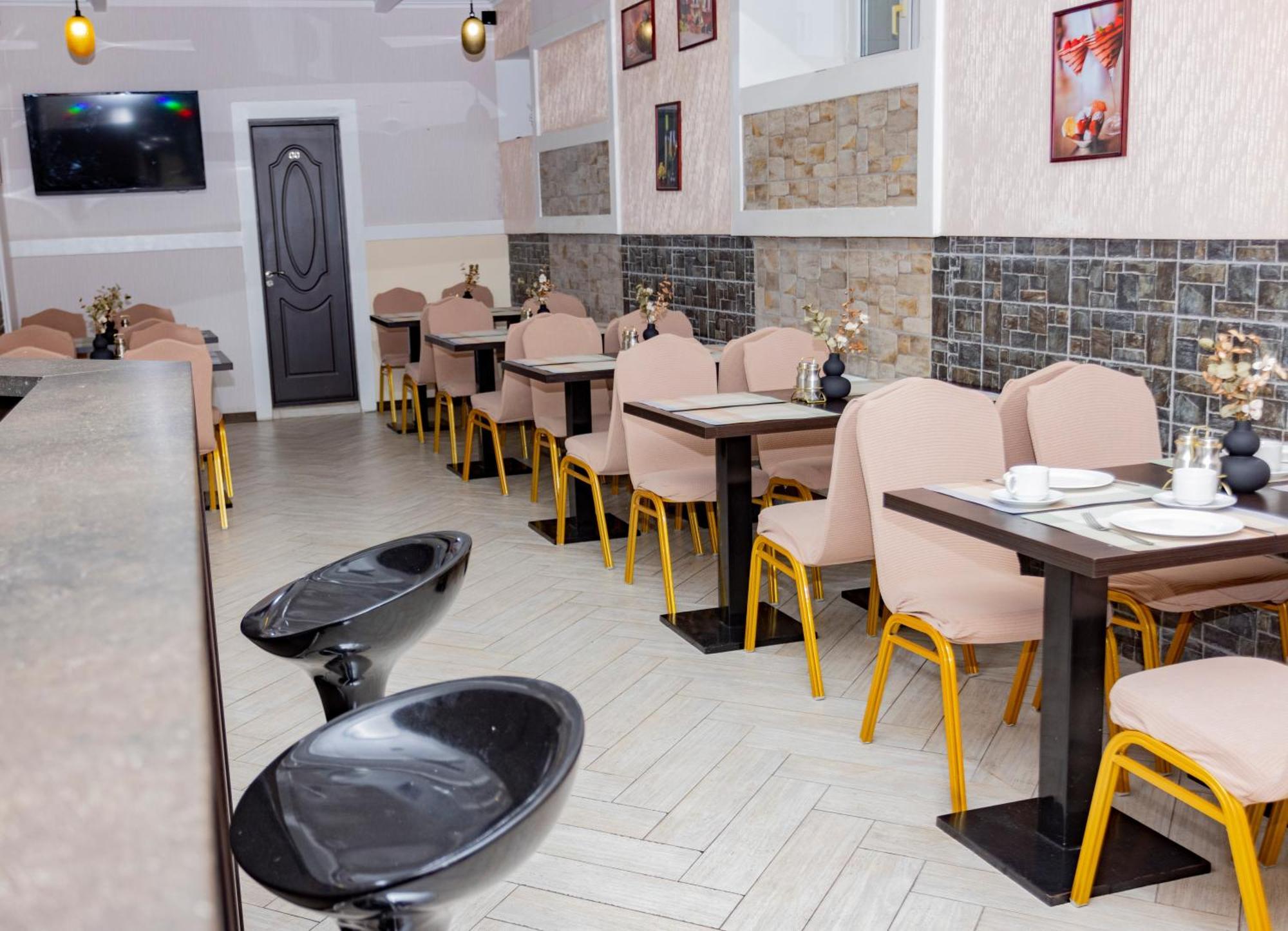 Lolo Hotel Chişinău Esterno foto